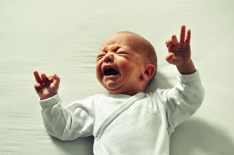 Pourquoi les bébés s’agitent avant de dormir ?
